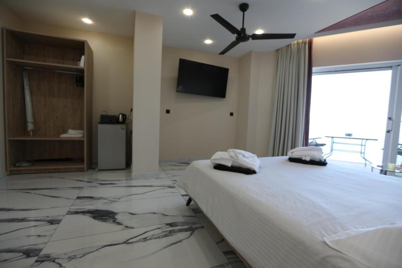 Golden Fox Studios And Suites Lakones Ngoại thất bức ảnh